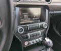 Белый Форд Мустанг, объемом двигателя 5 л и пробегом 71 тыс. км за 5600 $, фото 11 на Automoto.ua