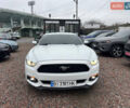 Белый Форд Мустанг, объемом двигателя 2.26 л и пробегом 103 тыс. км за 15500 $, фото 2 на Automoto.ua