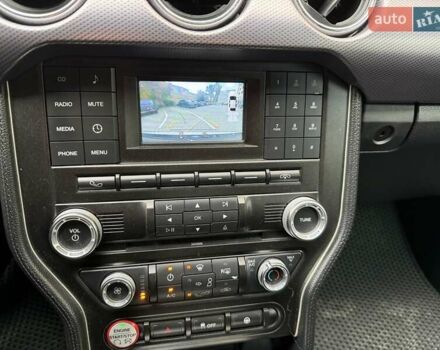 Белый Форд Мустанг, объемом двигателя 2.3 л и пробегом 144 тыс. км за 15500 $, фото 11 на Automoto.ua