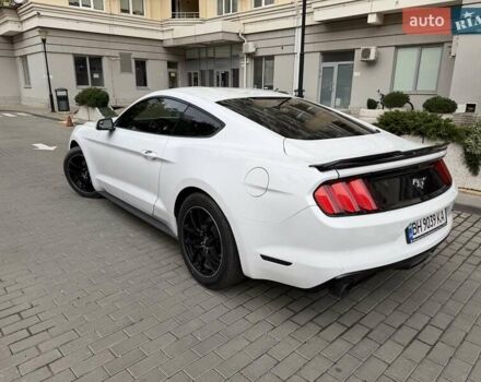 Белый Форд Мустанг, объемом двигателя 2.3 л и пробегом 144 тыс. км за 15500 $, фото 5 на Automoto.ua