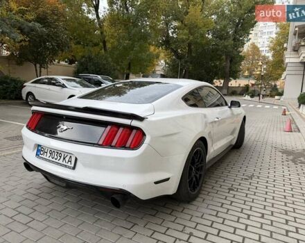 Белый Форд Мустанг, объемом двигателя 2.3 л и пробегом 144 тыс. км за 15500 $, фото 3 на Automoto.ua