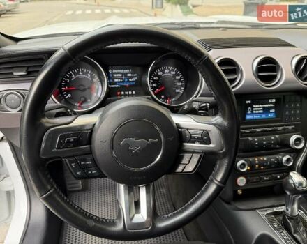 Белый Форд Мустанг, объемом двигателя 2.3 л и пробегом 144 тыс. км за 15500 $, фото 9 на Automoto.ua