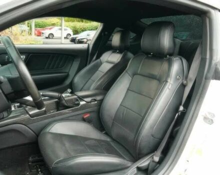 Белый Форд Мустанг, объемом двигателя 5 л и пробегом 73 тыс. км за 3900 $, фото 7 на Automoto.ua