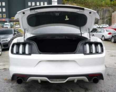 Белый Форд Мустанг, объемом двигателя 5 л и пробегом 73 тыс. км за 3900 $, фото 3 на Automoto.ua