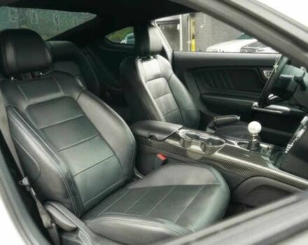 Белый Форд Мустанг, объемом двигателя 5 л и пробегом 73 тыс. км за 3900 $, фото 6 на Automoto.ua