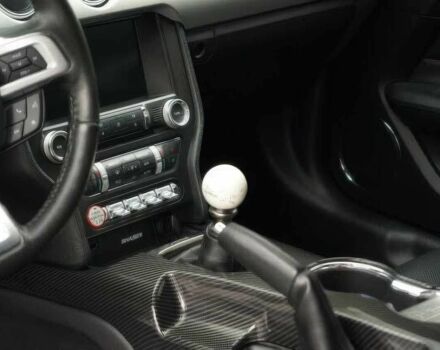 Белый Форд Мустанг, объемом двигателя 5 л и пробегом 73 тыс. км за 3900 $, фото 5 на Automoto.ua