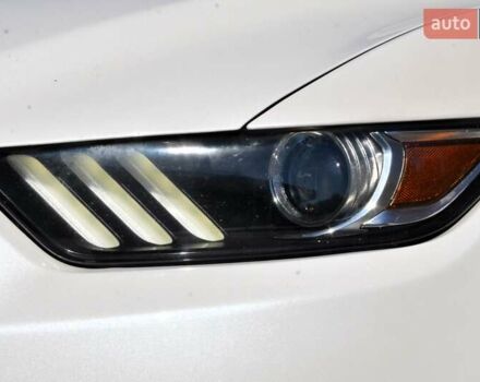 Белый Форд Мустанг, объемом двигателя 2.3 л и пробегом 140 тыс. км за 13999 $, фото 15 на Automoto.ua