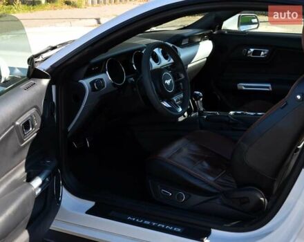 Белый Форд Мустанг, объемом двигателя 2.3 л и пробегом 140 тыс. км за 13999 $, фото 21 на Automoto.ua