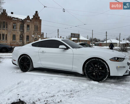 Белый Форд Мустанг, объемом двигателя 2.26 л и пробегом 82 тыс. км за 14800 $, фото 4 на Automoto.ua
