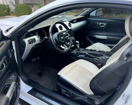 Белый Форд Мустанг, объемом двигателя 2.26 л и пробегом 102 тыс. км за 17900 $, фото 11 на Automoto.ua