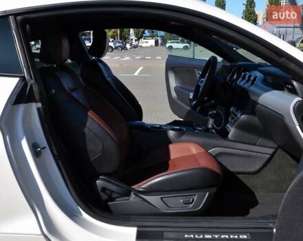 Белый Форд Мустанг, объемом двигателя 2.3 л и пробегом 140 тыс. км за 13999 $, фото 28 на Automoto.ua