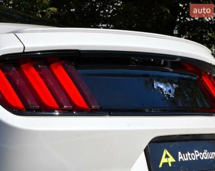 Белый Форд Мустанг, объемом двигателя 2.3 л и пробегом 140 тыс. км за 13999 $, фото 9 на Automoto.ua