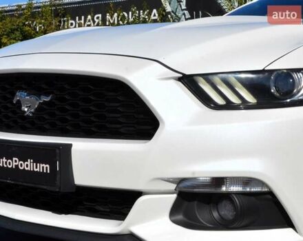 Белый Форд Мустанг, объемом двигателя 2.3 л и пробегом 140 тыс. км за 13999 $, фото 14 на Automoto.ua