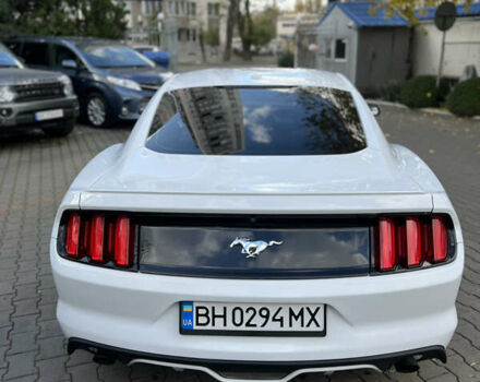 Белый Форд Мустанг, объемом двигателя 2.26 л и пробегом 102 тыс. км за 17900 $, фото 5 на Automoto.ua