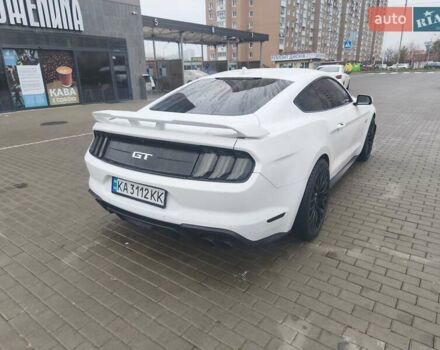 Белый Форд Мустанг, объемом двигателя 4.95 л и пробегом 62 тыс. км за 38000 $, фото 5 на Automoto.ua