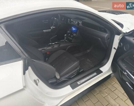 Белый Форд Мустанг, объемом двигателя 4.95 л и пробегом 62 тыс. км за 38000 $, фото 7 на Automoto.ua