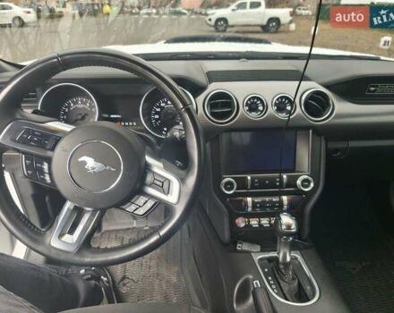 Белый Форд Мустанг, объемом двигателя 4.95 л и пробегом 62 тыс. км за 38000 $, фото 8 на Automoto.ua