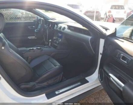 Білий Форд Мустанг, об'ємом двигуна 2.3 л та пробігом 88 тис. км за 7000 $, фото 4 на Automoto.ua