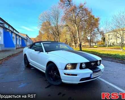 Белый Форд Мустанг, объемом двигателя 4 л и пробегом 1250 тыс. км за 8500 $, фото 1 на Automoto.ua