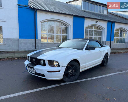Белый Форд Мустанг, объемом двигателя 4 л и пробегом 123 тыс. км за 9500 $, фото 1 на Automoto.ua