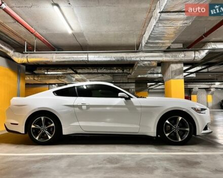 Белый Форд Мустанг, объемом двигателя 2.26 л и пробегом 135 тыс. км за 15300 $, фото 1 на Automoto.ua