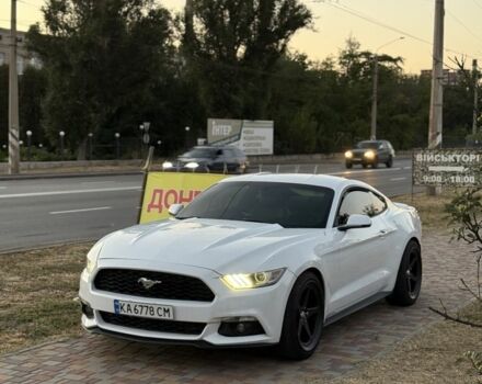 Белый Форд Мустанг, объемом двигателя 2.3 л и пробегом 150 тыс. км за 12600 $, фото 1 на Automoto.ua
