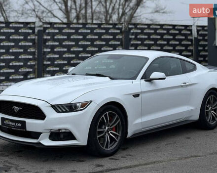 Белый Форд Мустанг, объемом двигателя 2.26 л и пробегом 170 тыс. км за 10500 $, фото 1 на Automoto.ua