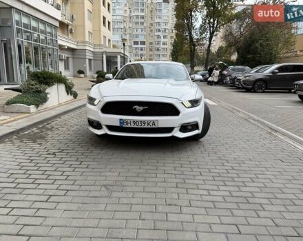 Белый Форд Мустанг, объемом двигателя 2.3 л и пробегом 144 тыс. км за 15500 $, фото 1 на Automoto.ua