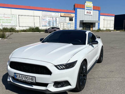 Форд Мустанг 2015 в Киеве на Automoto.ua Белый Форд Мустанг, объемом двигателя 2.25 л и пробегом 104 тыс. км за 15800 $, фото 1 на Automoto.ua