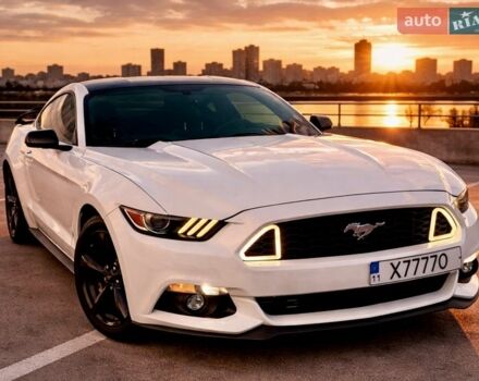 Белый Форд Мустанг, объемом двигателя 2.26 л и пробегом 80 тыс. км за 16899 $, фото 1 на Automoto.ua