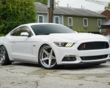 Белый Форд Мустанг, объемом двигателя 5 л и пробегом 73 тыс. км за 3900 $, фото 1 на Automoto.ua