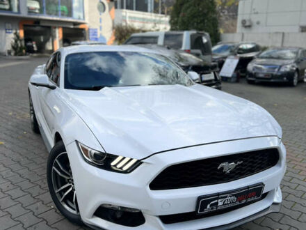 Белый Форд Мустанг, объемом двигателя 2.26 л и пробегом 102 тыс. км за 17900 $, фото 1 на Automoto.ua