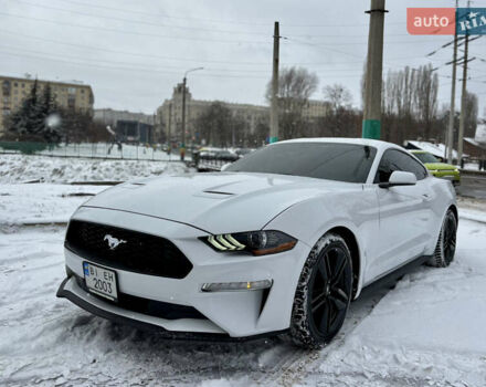 Белый Форд Мустанг, объемом двигателя 2.26 л и пробегом 82 тыс. км за 14800 $, фото 1 на Automoto.ua