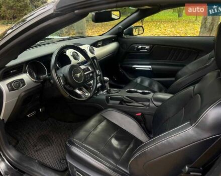 Черный Форд Мустанг, объемом двигателя 2.3 л и пробегом 101 тыс. км за 15990 $, фото 9 на Automoto.ua