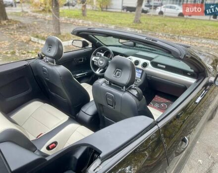 Черный Форд Мустанг, объемом двигателя 2.26 л и пробегом 121 тыс. км за 17999 $, фото 21 на Automoto.ua