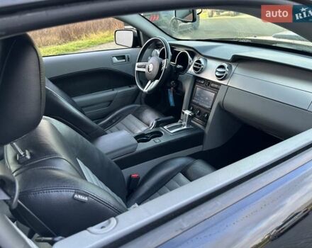 Черный Форд Мустанг, объемом двигателя 4.61 л и пробегом 96 тыс. км за 16000 $, фото 4 на Automoto.ua