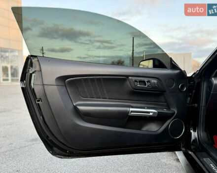 Черный Форд Мустанг, объемом двигателя 2.26 л и пробегом 198 тыс. км за 14300 $, фото 13 на Automoto.ua