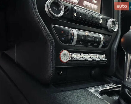 Черный Форд Мустанг, объемом двигателя 2.26 л и пробегом 180 тыс. км за 12000 $, фото 30 на Automoto.ua