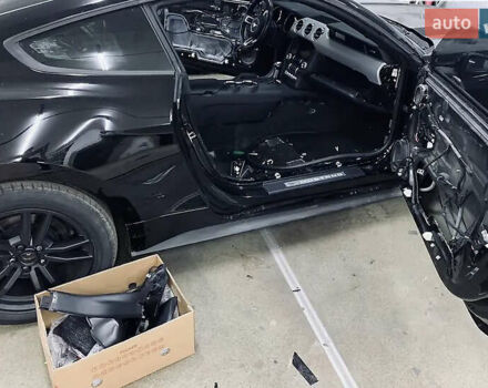 Черный Форд Мустанг, объемом двигателя 2.26 л и пробегом 180 тыс. км за 12000 $, фото 46 на Automoto.ua