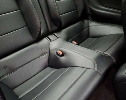 Черный Форд Мустанг, объемом двигателя 2.3 л и пробегом 75 тыс. км за 10700 $, фото 6 на Automoto.ua