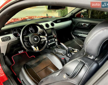 Красный Форд Мустанг, объемом двигателя 2.3 л и пробегом 175 тыс. км за 17500 $, фото 25 на Automoto.ua