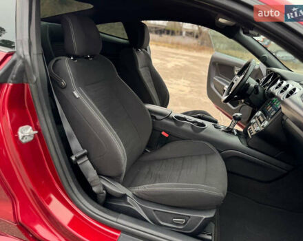 Красный Форд Мустанг, объемом двигателя 2.26 л и пробегом 170 тыс. км за 14500 $, фото 16 на Automoto.ua