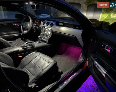 Красный Форд Мустанг, объемом двигателя 2.26 л и пробегом 152 тыс. км за 18856 $, фото 2 на Automoto.ua