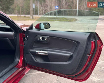 Красный Форд Мустанг, объемом двигателя 2.26 л и пробегом 170 тыс. км за 14500 $, фото 13 на Automoto.ua