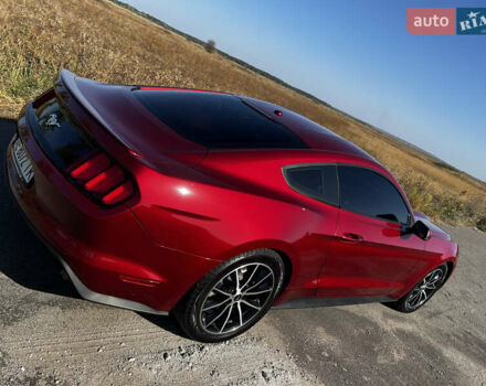 Красный Форд Мустанг, объемом двигателя 2.26 л и пробегом 180 тыс. км за 16800 $, фото 5 на Automoto.ua