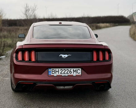 Красный Форд Мустанг, объемом двигателя 2.3 л и пробегом 127 тыс. км за 16500 $, фото 2 на Automoto.ua