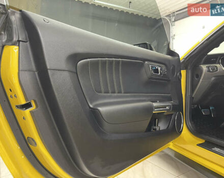 Желтый Форд Мустанг, объемом двигателя 2.26 л и пробегом 45 тыс. км за 21500 $, фото 13 на Automoto.ua