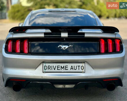 Серый Форд Мустанг, объемом двигателя 2.26 л и пробегом 161 тыс. км за 13599 $, фото 5 на Automoto.ua