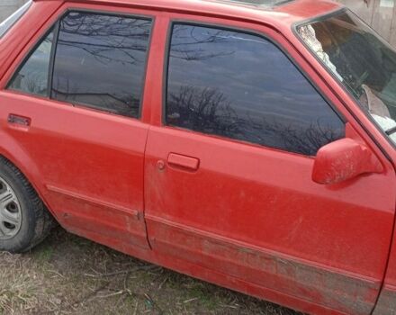 Красный Форд Орион, объемом двигателя 1.4 л и пробегом 111 тыс. км за 600 $, фото 1 на Automoto.ua