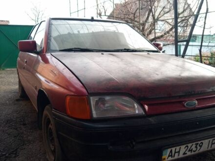 Красный Форд Орион, объемом двигателя 1.4 л и пробегом 300 тыс. км за 497 $, фото 1 на Automoto.ua